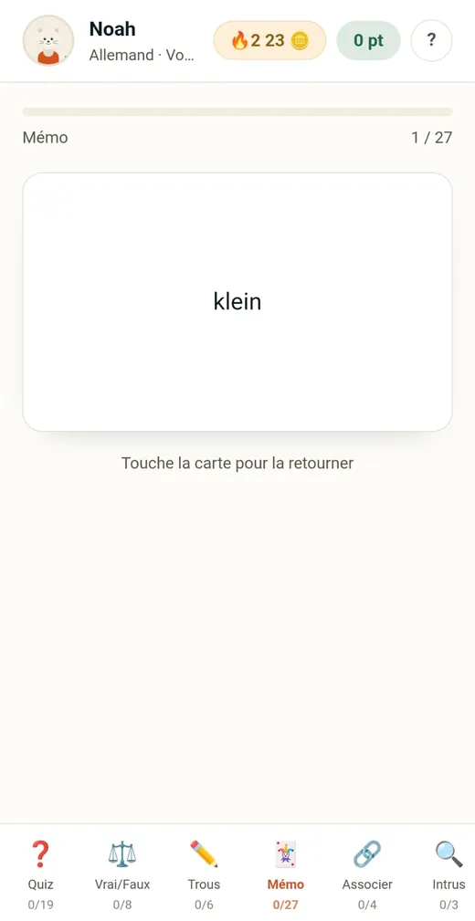 Écran de cartes mémoire : une carte affichant le mot klein, avec l'indication « Touche la carte pour la retourner », progression 1 sur 27.