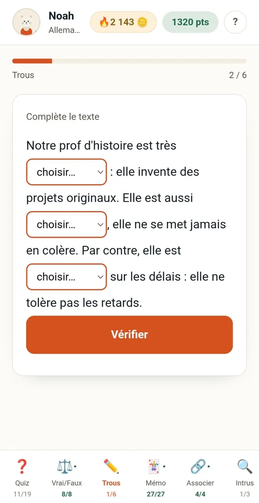 Écran de texte à trous : un texte de trois phrases avec trois menus « choisir… » à compléter, puis un bouton Vérifier. Progression 2 sur 6.